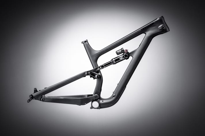   Den Rahmen des neuen Trailbikes wird es in drei verschiedenen Versionen geben. Das Topmodell kommt mit Vollcarbon-Rahmen, die Midrange-Modelle haben lediglich einen Carbon Hauptrahmen, der Hinterbau ist aus Aluminium. Die Einstiegsmodelle sind sogar komplett aus Aluminium.   