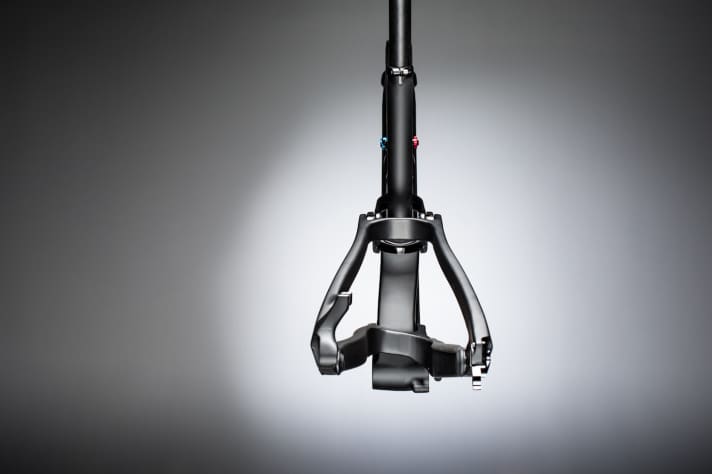   Auch beim neuen Habit kommt der für Cannondale typische Ai-Hinterbau zum Einsatz. Die Hinterradnabe liegt dabei außermittig, um die Neigung der Speichen auf beiden Seiten des Laufrads anzugleichen. Das sorgt für eine gleichmäßigere Speichenspannung und damit für ein stabileres Laufrad.