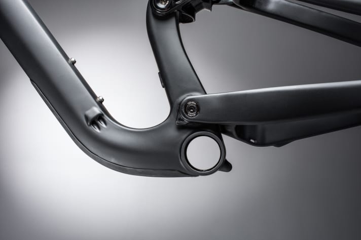   The developers have placed particular emphasis on the internal cable routing. Small, completely continuous guide tubes are therefore incorporated into the frame. The cables can simply be routed through. Although this puts some pressure on the scales, annoying fumbling and fishing for cables in the frame should be a thing of the past.