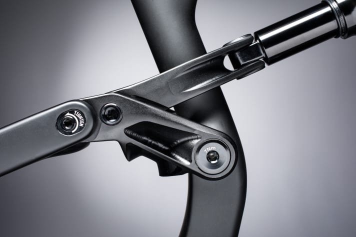   Per Flipchip am Gelenk Sitzstrebe/Umlenkwippe (links im Bild) lässt sich die Geometrie des Cannondale Habit verändern. Die Verstellung der Tretlagerhöhe und des Lenkwinkels macht die Geometrie des Habit sowohl mit 29-Zoll- als auch mit 27,5-Plus-Reifen kompatibel.