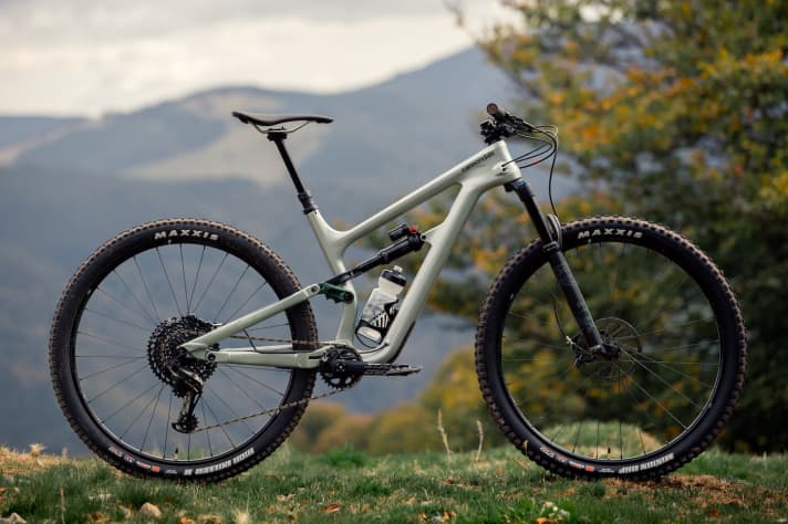  Wir haben das Cannondale Habit Carbon 2 auf den Trails rund um Freiburg bereits getestet. In Rahmengröße L wog das Bike mit Carbon-Hauptrahmen 13,8 Kilo (inkl. Pedale). Diese Ausstattungsvariante kostet 4999 Euro.