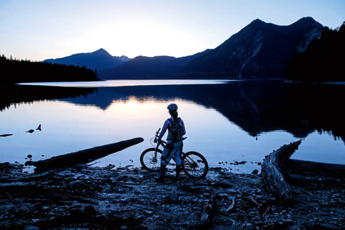   Durch die bayerischen Alpen - hier der Walchensee