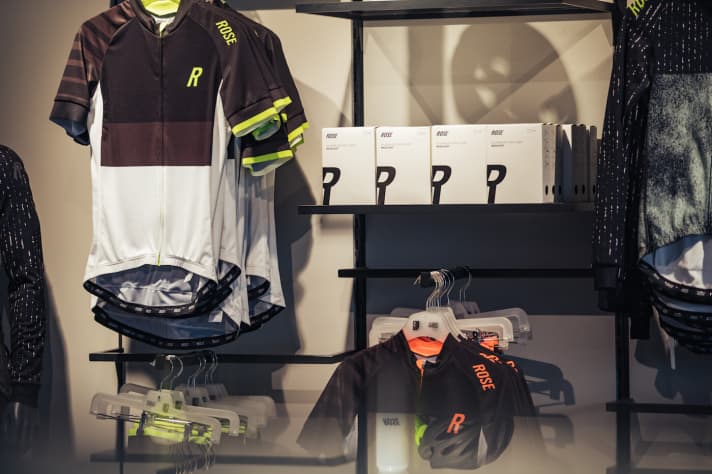   Auch Kleidung, Zubehör und Ersatzteile gibt es im neuen Rose-Store zu kaufen. Was nicht auf Lager ist, kann man binnen 1-2 Tagen aus der Zentrale in Bocholt nachbestellen.