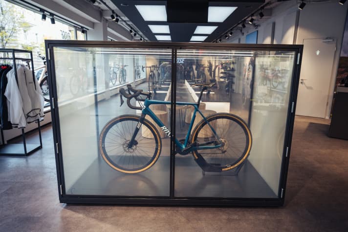   In the "New Bike Box", the windows can be tinted at the touch of a button. The handover of the new bike is celebrated with this special gimmick, almost like in the automotive industry.