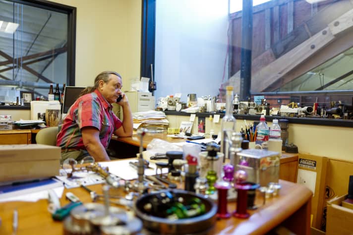   Chris King started 42 years ago with precisely manufactured, indestructible headsets. Today, he produces headsets, hubs and bottom brackets in Portland/Oregon (USA) with 80 employees. Everything is manufactured "in house", even the bearings. The boss's office is located on the top floor of the building and is full of prototypes, souvenirs and bike parts.
