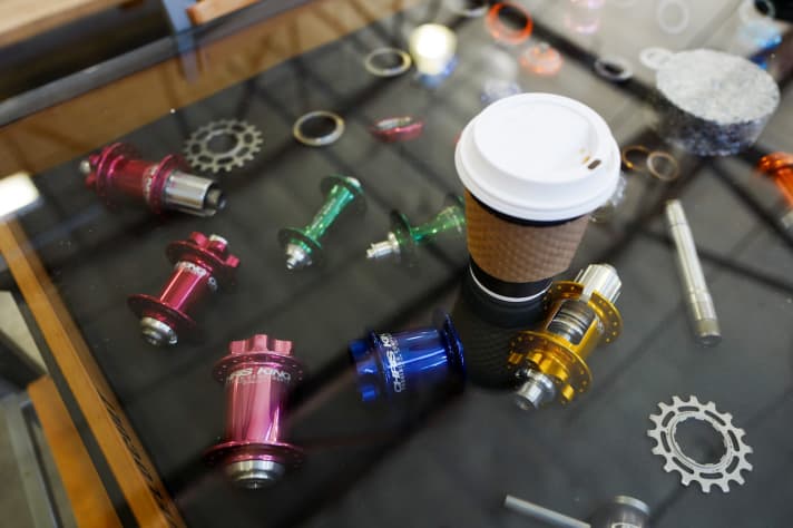   The glass display case in the foyer shows what is produced in the company building: Headsets, bottom brackets, hubs, but also tools and stainless steel sprockets.