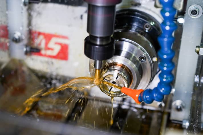   Because the milling machines run on rapeseed oil, they may not be able to run as fast, but they last four times as long. A good thing from an ecological point of view. A gear wheel for the Ring Drive System is being manufactured here.