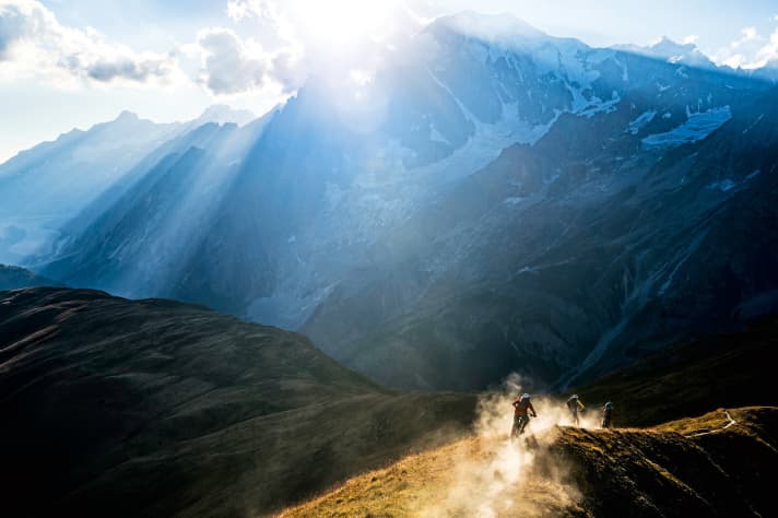   WEST-WETTER: Die Saison in den nördlichen Westalpen ist kurz: Juli und August gelten als sicher schneefrei. Atlantik-Tiefs rauschen aber auch im Sommer an und können es in den engen Tälern gewittermäßig ganz schön rumpeln lassen. Als Biker sollte man die Vorzeichen frühzeitig erkennen können. Handy-Empfang ist in den Westalpen übrigens ein Thema für sich.