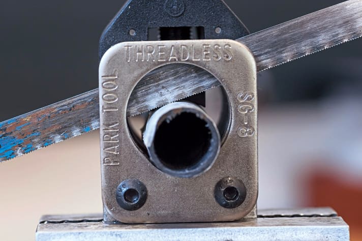 2. Sägen und schleifen: Eine Bügelsäge mit Metall- oder besser Carbon-Sägeblatt ist die erste Wahl. Beim Sägen mit wenig Druck und einer Schneideführung arbeiten. Zur Not tut es auch ein alter Vorbau als Führung. ACHTUNG: Der Staub ist extrem ungesund und sollte daher auf keinen Fall eingeatmet werden! Mit etwas Wasser binde ich den Staub, sodass dieser leichter weggewischt werden kann. Am besten eine Feinstaubmaske tragen. Im Anschluss entgrate ich die Schnittkante vorsichtig mit einem feinkörnigen Schleifpapier.