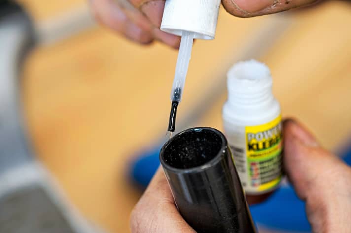 3. Schnittkanten versiegeln: Als Schutzschicht versiegle ich die Schnittkante nach dem Entgraten noch mit Sekundenkleber. Den hat jeder zu Hause, und man kann ihn präzise auftragen. So ist die Schnittkante bestens vor Feuchtigkeit und unerwünschten Ablösungen geschützt. Etwas Sprühlack tut es auch, ideal wäre natürlich auch Epoxidharz.