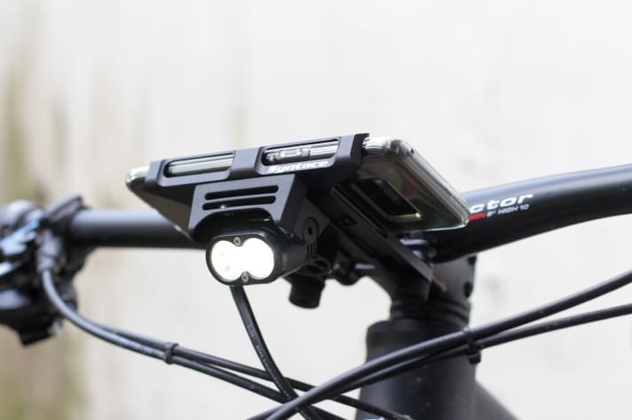 Der Syntace Smart-Map-Gripper klemmt sich und universell Smartphones zur Navigation. Zusätzlich kann eine Lupine Piko oder Blika befestigt werden.