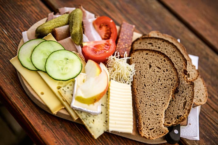 Die Brotzeitplatte eignet sich während der Tour als Zwischenmahlzeit.