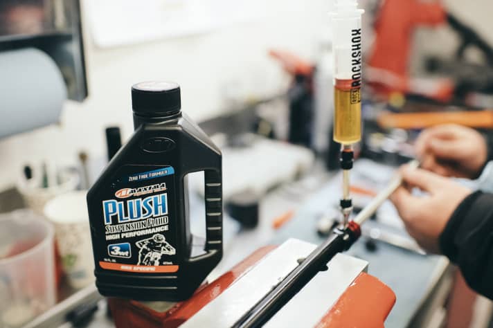 Neues Wundermittel? Das neue Gabelöl Maxima Plush kann auch in alten Federgabeln nachgerüstet werden. | n.