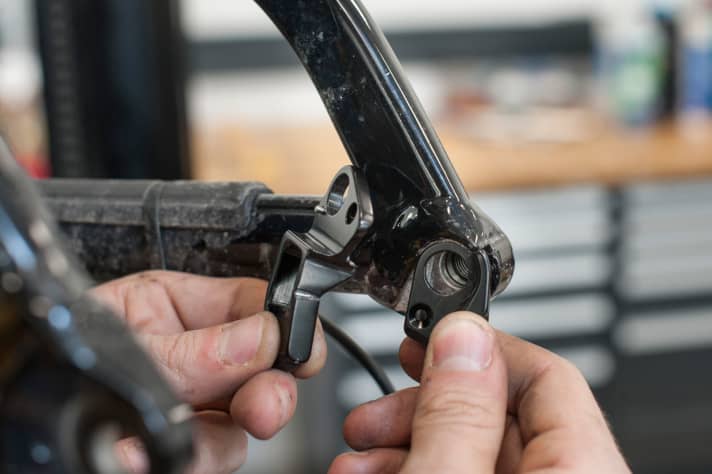 Schaltauge austauschen: Bricht das Schaltauge oder ist die Abweichung zu groß, hilft nur der Austausch. Leider gibt es unzählige, verschiedene Schaltaugentypen. Am besten nimmt man das Alte als Muster mit zum Bikeshop. Das erleichtert die Suche enorm. Bei der Montage das Herstellerdrehmoment beachten und gegebenenfalls etwas mittelfestes Loctite auf die Schraube geben.