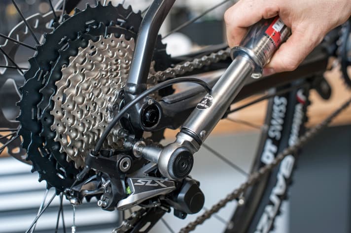 Schaltzüge erneuern: Auch Schaltzüge und Außenhüllen müssen regelmäßig gewechselt werden. Nachschmieren hilft hier meist nicht, da das Öl nur Schmutz bindet und in die Hülle zieht. Auch aufgespleißte Außenhüllen sind ein häufiger Fehler.