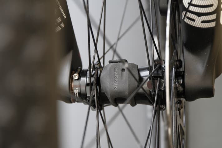 In addition to ANT+, the new speed sensor can also use Bluetooth. It clings to the hub with rubber and costs 40 euros >> e.g. <a href="https://www.awin1.com/cread.php?awinmid=11768&awinaffid=471469&clickref=B+Garmin+speed-sensor&ued=https%3A%2F%2Fwww.rosebikes.de%2Fgarmin-geschwindigkeits-sensor-2-2683536" target="_blank" rel="noopener noreferrer nofollow">available here</a> *.