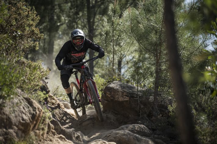   Zipp promises: More stable than aluminium and fewer punctures. Even rough terrain should not affect the carbon wheelset.