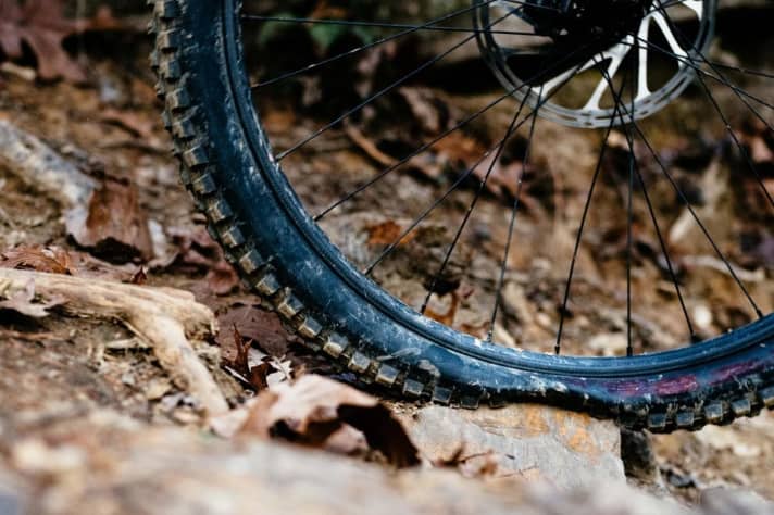   Fewer flats on rocky terrain: that's what Zipp promises with its 3Zero Moto wheels. You can read the first test results in BIKE 6/19.