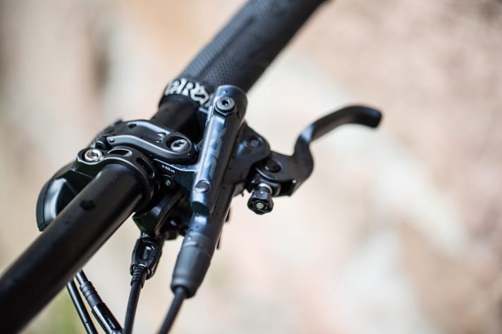   The SLX brakes hardly differ from the XT brakes. The free travel can only be adjusted on the XT.