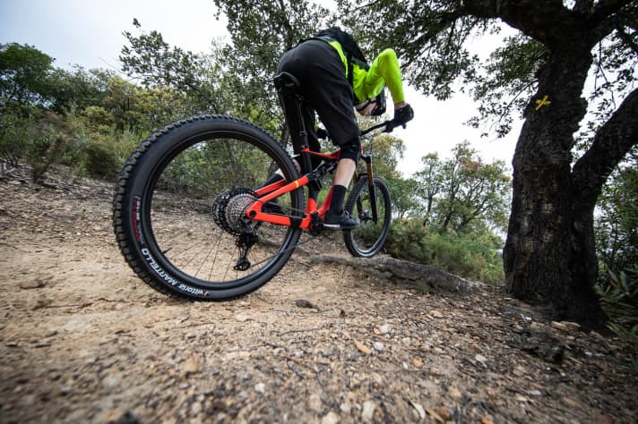   Under load, the XT drivetrain shifts gears noticeably more smoothly than the cheaper SLX drivetrain.
