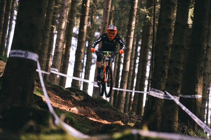   Alles wie im Vorjahr: Raphaela Richter und Christian Textor (im Bild) konnten ihre Deutschen Meistertitel bei der Enduro-DM in Willingen 2022 verteidigen und holten sich ein weiteres Mal das schwarz-rot-goldene Meistertrikot. <a href="https://www.bike-magazin.de/mtb_news/events_rennen/bike-festival-willingen-2022-deutsche-meisterschaft-enduro" target="_blank" rel="noopener noreferrer nofollow">Mehr zur Deutschen Enduro-Meisterschaft Willingen hier >></a>