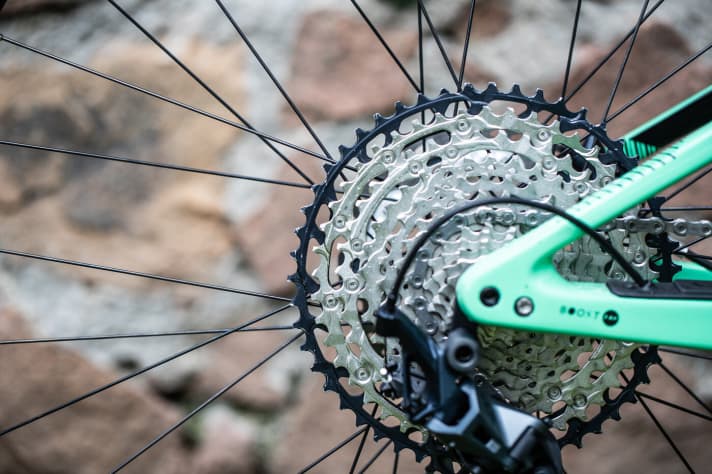   For cost reasons, only the largest sprocket of the SLX cassette is made of aluminium, the others are made of steel.