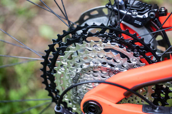   In the XT cassette, the two largest sprockets are made of aluminium. This saves a lot of weight compared to the SLX (up to 64 grams of rotating, unsprung mass).