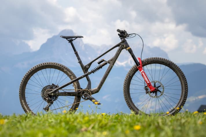   Enduro pur: das brandneue Arc8 Extra bietet 160 Millimeter Federweg und lässt sich sowohl mit Stahlfeder- als auch mit Luftdämpfer aufbauen.