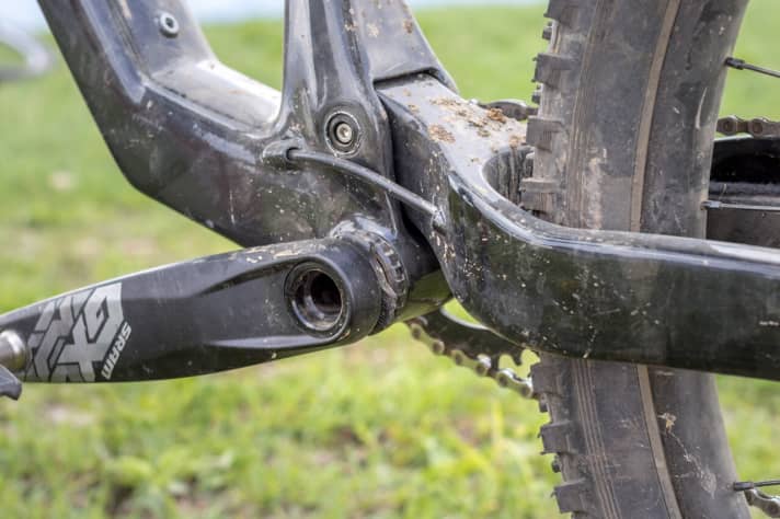   Die Aufnahme für den Hinterbau wurde vom Trailbike Arc8 Essential übernommen. Zwischen die Kettenstreben passen maximal 2,6 Zoll breite 29er-Schlappen.