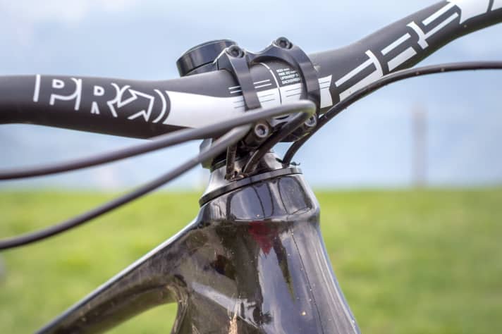   Beim Arc8 Extra verschwinden die Züge im eigens dafür entwickelten Steuersatz. Eine Integration über den Vorbau, wie beim Hardtail Evolve, ist hier aufgrund der Kürze nicht möglich.