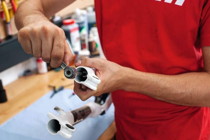 Lösen der Tauchrohreinheit: Beim Lösen der Tauchrohreinheit kann Öl aus der Gabel austreten. Deshalb sollten Sie unter der Arbeitsfläche eine Wanne platzieren. Lösen Sie dann die beiden Seiten der Tauchrohreinheit zunächst nur bis zur Hälfte. Ansonsten können Sie die Tauchrohre nicht von den Standrohren trennen.