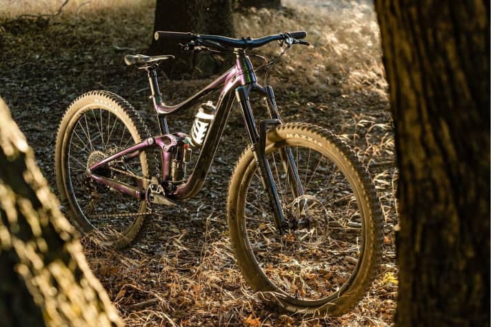   Auch in Alu mit guter Ausstattung. Das Reign 29 1 kostet zwar auch 3700 Euro, bietet dafür aber auch ein Top-Fahrwerk mit Fox 36 und Float X2, beide in der Performance Elite Variante. Besser geht's nicht.