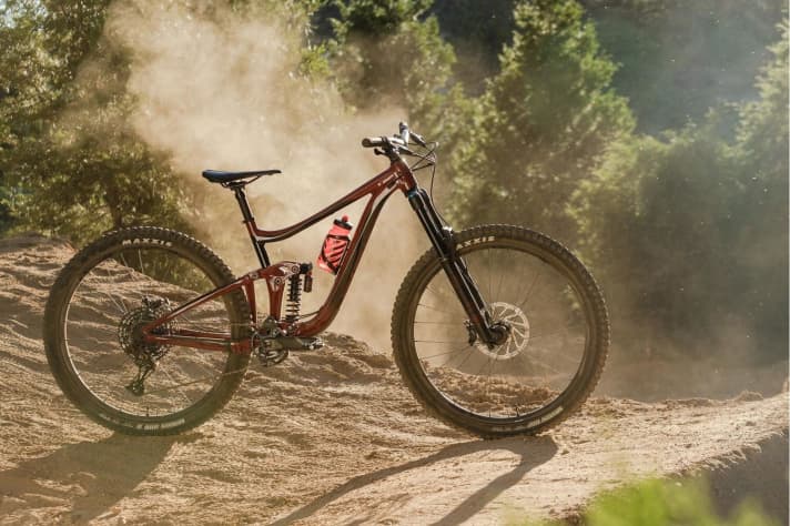   The Reign 29 SX should be able to take on anything. The head tube features a Fox 36 Elite with 170 millimetres of travel, while the rear has a Fox DHX2 steel spring shock.