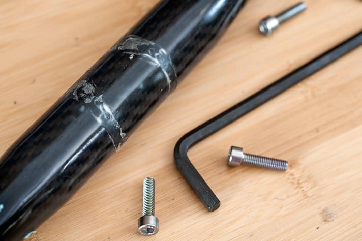   Vorsicht bei Carbon! Druckstellen oder weiße Abdrücke sind ein Hinweis, dass sich der Lack löst, oder aber, dass sich bereits Kohlefaserschichten ablösen. Dann muss das Bauteil ausgetauscht werden. Montagepaste verringert das nötige Drehmoment und sorgt für einen sicheren Halt bei niedrigem Drehmoment.