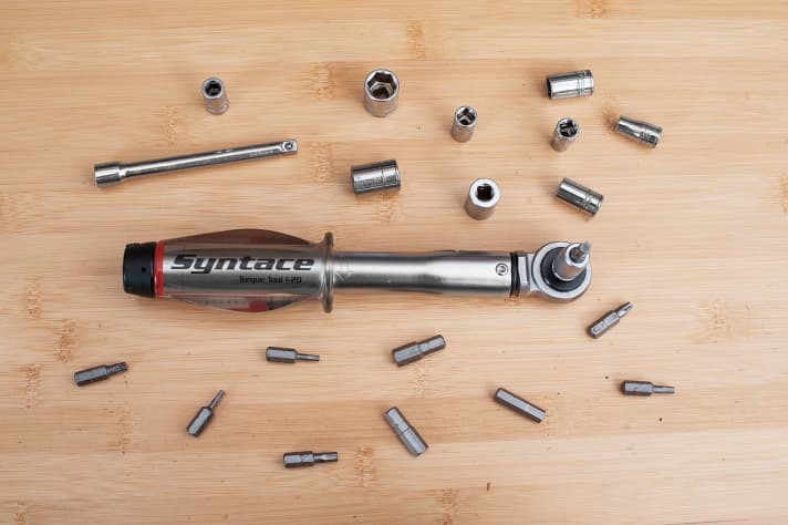   Tool recommendation: A good torque spanner is worth its weight in gold, but is significantly cheaper. The Syntace torque tool can be set very precisely in the range from 1 to 25 Nm. In a set with the matching bit set with the nine most important inserts, the professional tool costs around 120 euros.