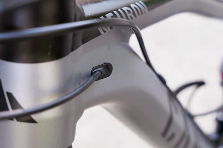   The outer shells of the Canyon Neuron do not run continuously, but with open Bowden cables in the frame. This is to prevent rattling.