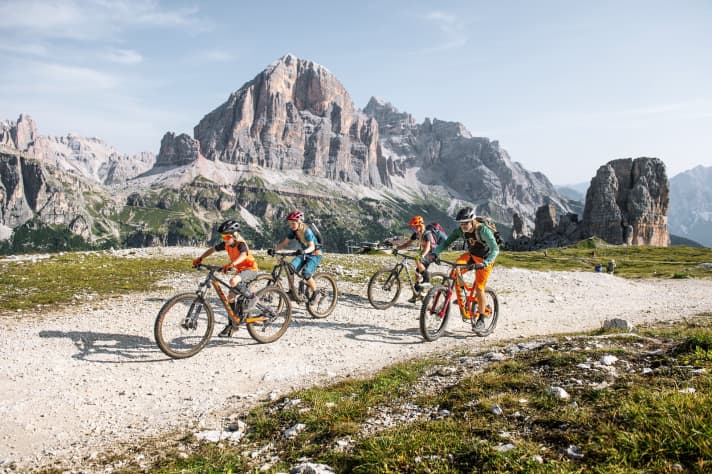 Bergauf wird im Pulk gekurbelt.