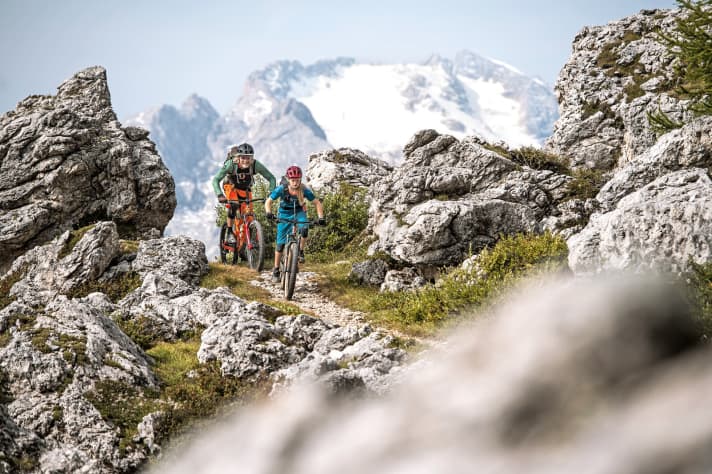 The perfect mix: in the Dolomites, natural trails and bike park descents can be perfectly combined.