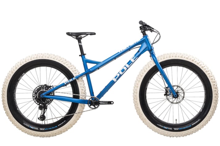 Bigger is better: As is usual with Pole, the frame of the <a href="https://polebicycles.com/polestore/product/taiga/" target="_blank" rel="noopener noreferrer nofollow">Fatbike Taiga</a> is extremely long - 490 millimetres reach in L. But the tyres are also a size bigger than those of the competition: On the Pole Taiga TR for 2600 euros, the Finns fit brutally wide 5.05-inch tyres (!). These tyres are said to work particularly well on snow. Available in four different colours and with a suspension fork.