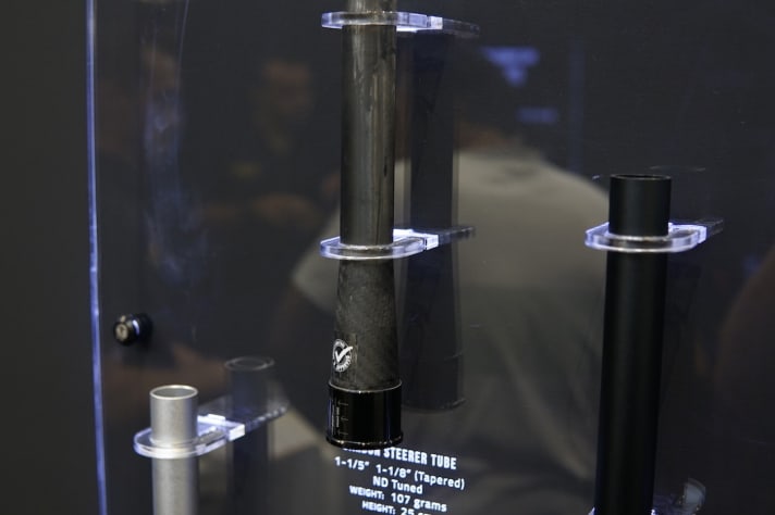   The carbon steerer tube for the Fox 32 Step Cast fork costs around 190 euros with fitting and saves 45 grams.