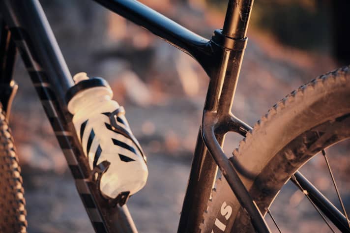   The low seat stays are designed to increase riding comfort - similar to the Santa Cruz Highball.