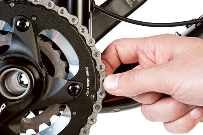 There is always a little play. This chain is still OK. If the gap is greater than 2 millimetres, we recommend replacing it.