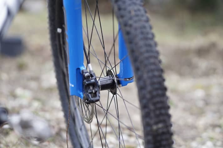   Stepcast - that's what Fox calls the cut-outs on the inside of the casting. Now Rockshox is following suit and also removing unnecessary ballast from the casting of the new SID fork. Overall, the new MTB suspension fork is narrower.