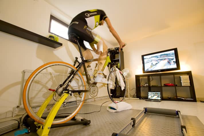   Neben dem Sport an der frischen Luft, bleibt natürlich auch das Rollentraining in der eigenen Wohnung erlaubt.