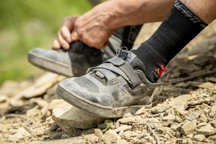   Since 2020, <a href="mtb_news/teile_zubehoer/leatt-neue-mtb-shoes-for-click--+-flat-pedals/a43506.html" rel="noopener noreferrer">Leatt has also had MTB shoes</a> in its range - two flat pedal models and two clipless pedal shoes. <a href="https://www.awin1.com/cread.php?awinmid=11768&awinaffid=471469&clickref=Leatt+DBX+5.0+click-pedal+shoes&ued=https%3A%2F%2Fwww.rosebikes.de%2Fleatt-dbx-50-klickpedal-mtb-schuhe-2690768&pref1=bike" target="_blank" rel="noopener noreferrer nofollow">The Leatt DBX 5.0 clipless pedal shoe with quick lacing system is available from Rose for 129 euros</a> *.