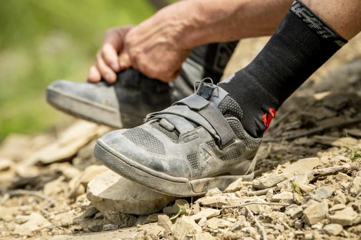 The 129 euro top model 5.0 is aimed at all-mountain and trail bikers. Thanks to perforated toe boxes and a waterproof, breathable membrane, feet should stay dry and well ventilated even on long rides. The stiff sole is designed to ensure efficient acceleration. A quick lacing system is concealed under the Velcro fastening.