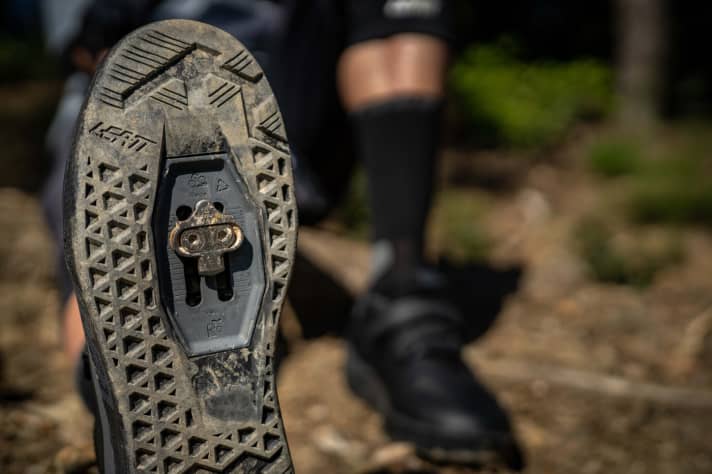 The large adjustment range allows individual positioning of the cleats according to preference.