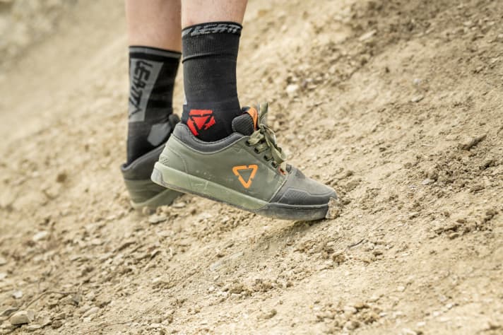 The 3.0 is aimed at trail bikers who prefer flat pedals. With slightly higher stiffness than the 2.0, the more expensive 3.0 (109 euros >> <a href="https://www.awin1.com/cread.php?awinmid=13793&awinaffid=471469&clickref=B+Leatt+3.0&ued=https%3A%2F%2Fwww.liquid-life.de%2Fproducts%2Fleatt-3-0-flatpedal-shoe" target="_blank" rel="noopener noreferrer nofollow">available here</a>*) should also be robust enough for enduro and downhill use.