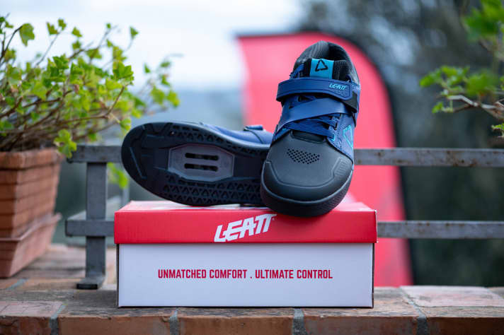 Dem <a href="https://www.awin1.com/cread.php?awinmid=14547&awinaffid=471469&clickref=B+Leatt+4.0+Klickpedal-Schuhe&ued=https%3A%2F%2Fwww.maciag-offroad.com%2Fleatt-mtb-shoes-4-0-klick-ink-sid119616.html%3Futm_source%3Daffilinet%26utm_medium%3D%21%21%21affiliatedomain%21%21%21" target="_blank" rel="noopener noreferrer nofollow">4.0 Klickpedal-Schuh</a> * spendiert Leatt additiv zur konventionellen Schnürung ein Klett-System, dass einen besseren Sitz im Schuh gewährleisten soll. Für 119 Euro geht der Schuh über die Ladentheke.