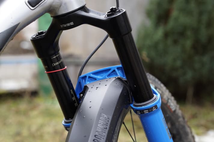   Gerade an leichten Trailbikes und aufgemotzten Race-Fullys dürfte die neue Rockshox SID mit 35 mm Standrohren der Fox 34 SC Konkurrenz machen.